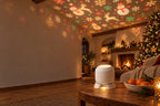 Salón navideño con chimenea y luces de colores proyectadas en el techo